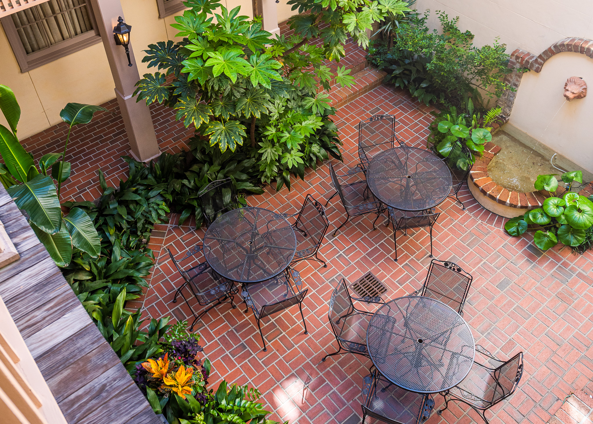 Lion Head Courtyard at Kings Courtyard Inn