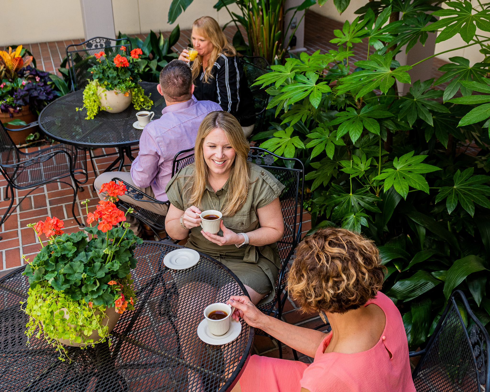 Breakfast in the courtyard at Kings Courtyard Inn